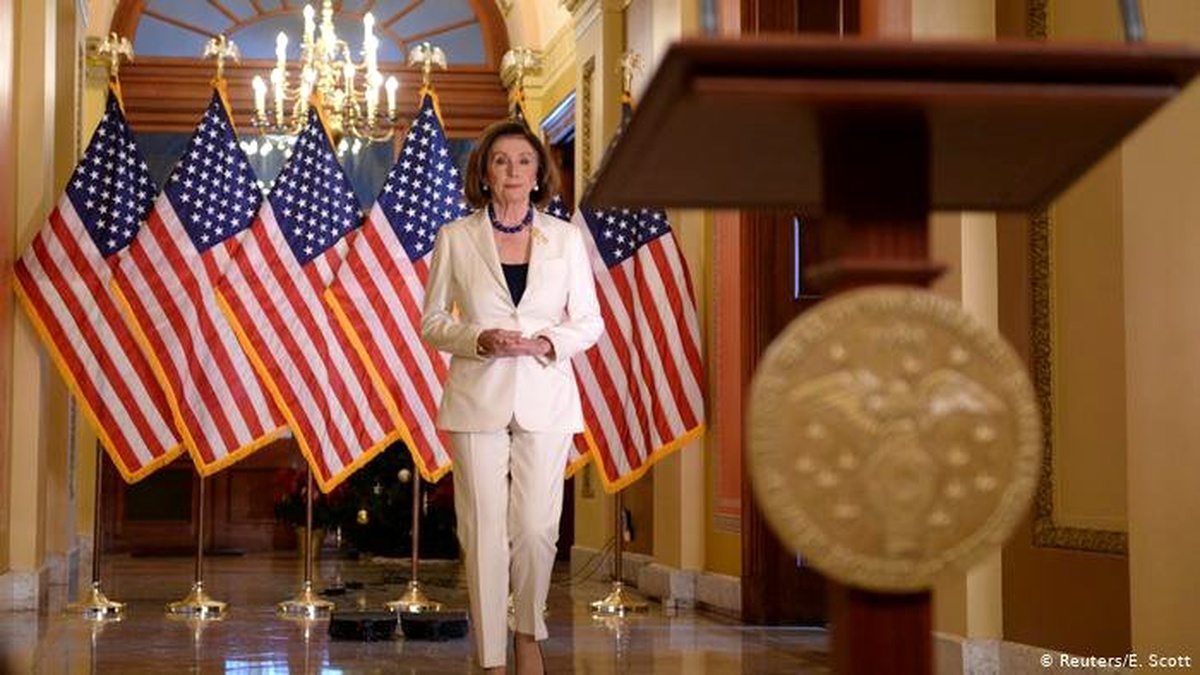 Pelosi Trump\'ın resmen azlini talep etti