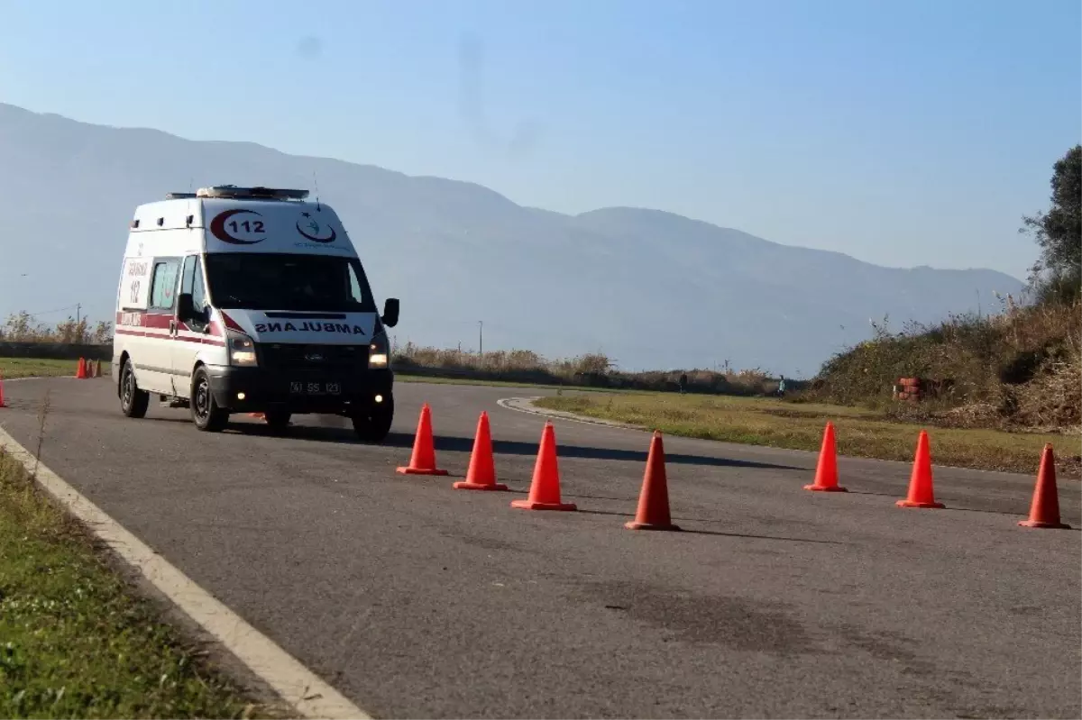 Piste çıkan ambulanslar, yarış arabalarına taş çıkarttı