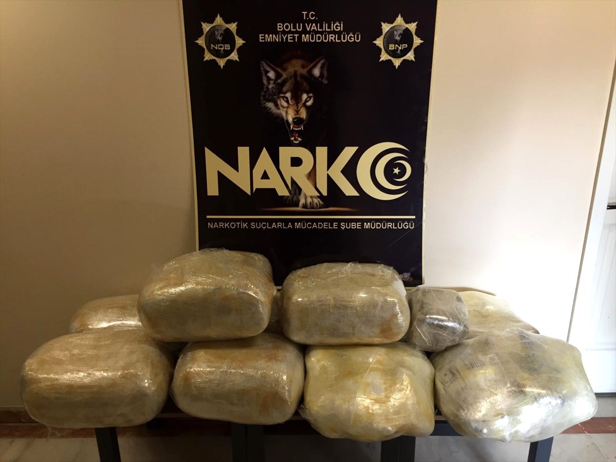 Polis memurunun otomobilinden 121 kilogram esrar çıktı