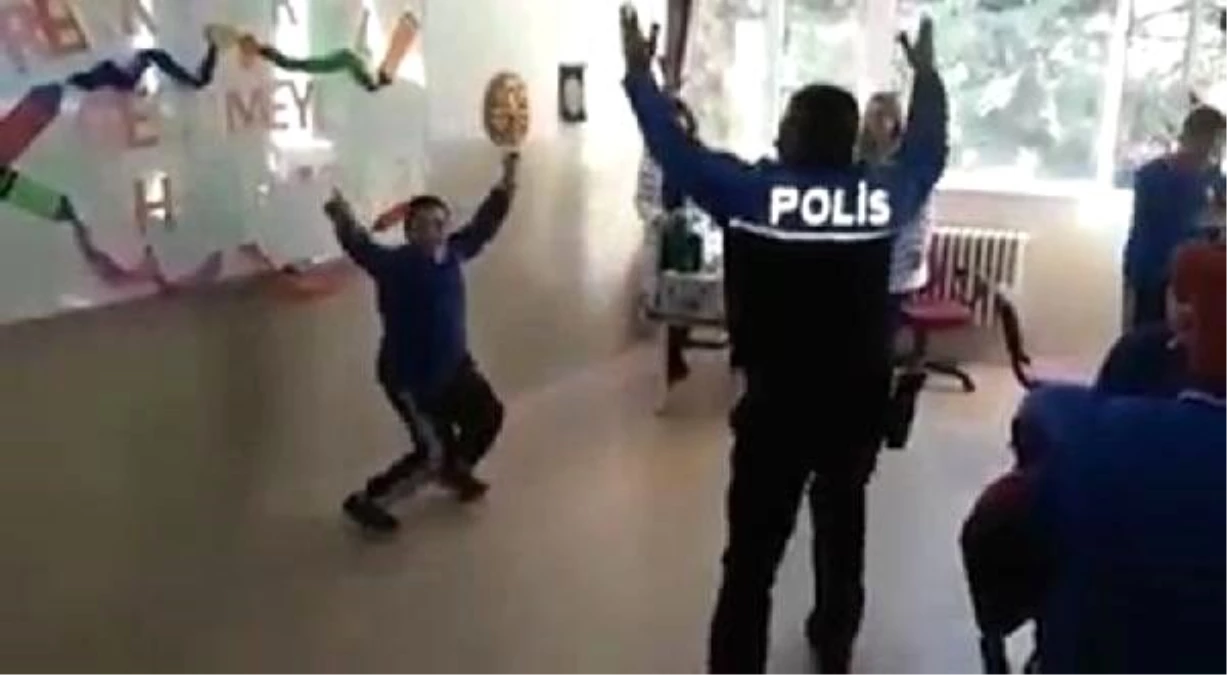 Polisin down sendromlu öğrenciyle zeybek oynamasına ilgi