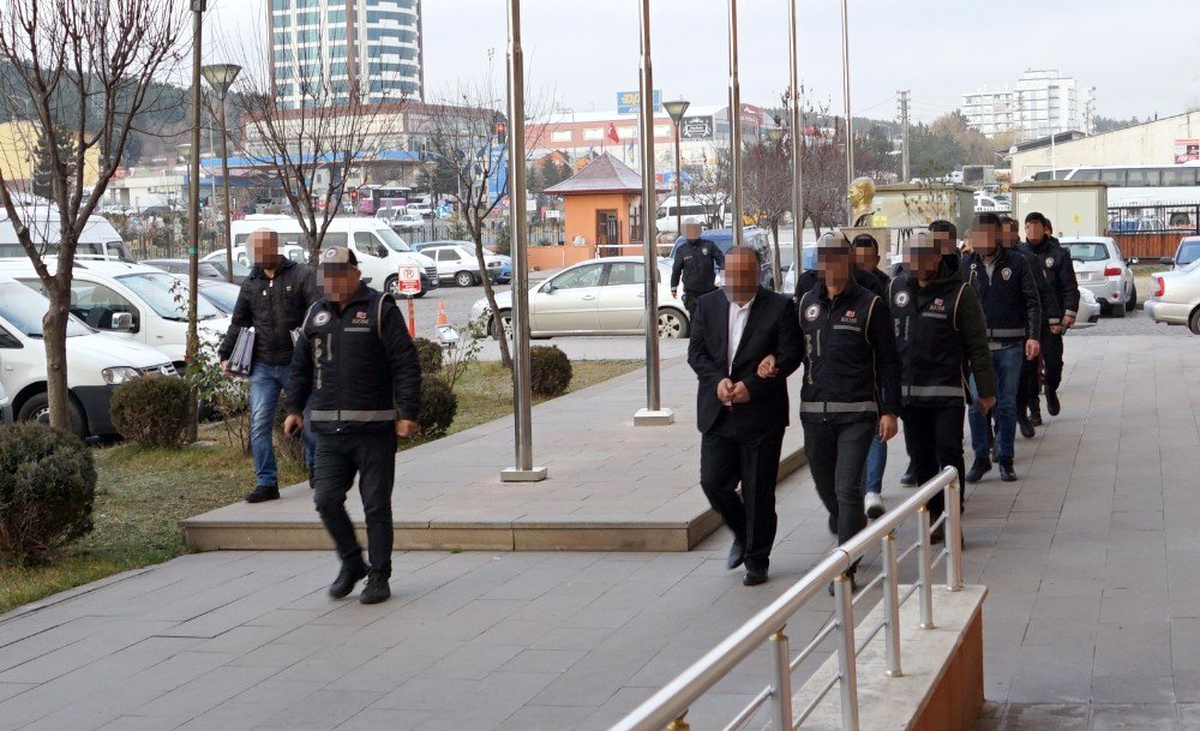Sahte evraklarla insan kaçakçılığı yapan çete, polisin 6 aylık takibi sonrası çökertildi