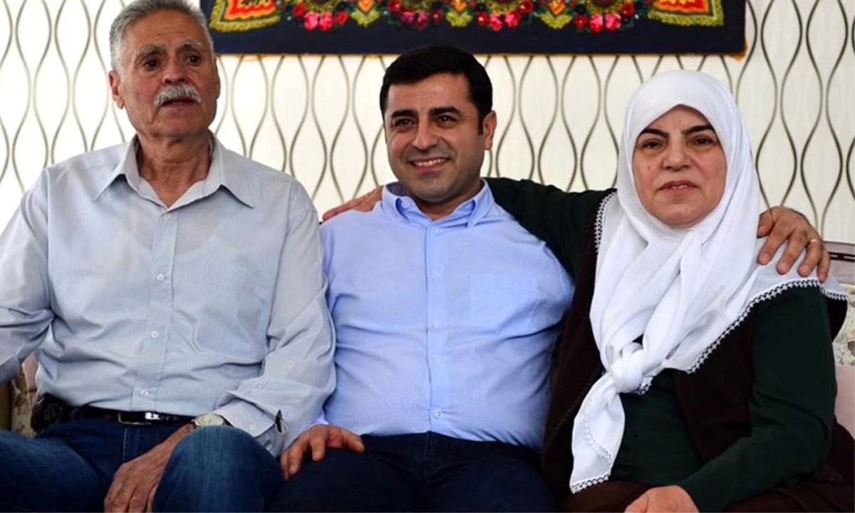 Selahattin Demirtaş\'ın anne ve babasının da içinde bulunduğu araç kaza yaptı
