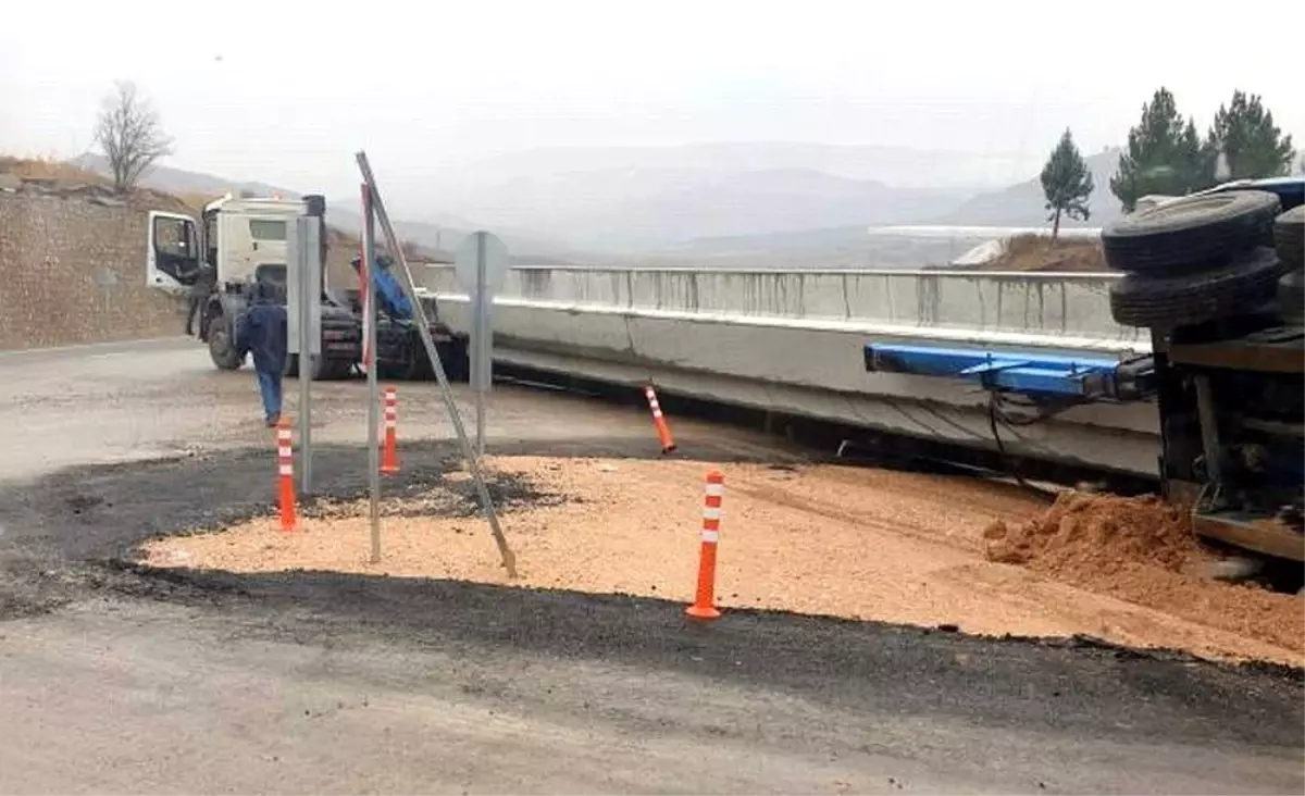 Siirt\'te virajı alamayan tır devrildi: 1 yaralı