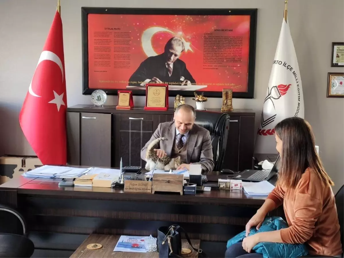 Soğukta kalan yavru kediye öğretmenler sahip çıktı