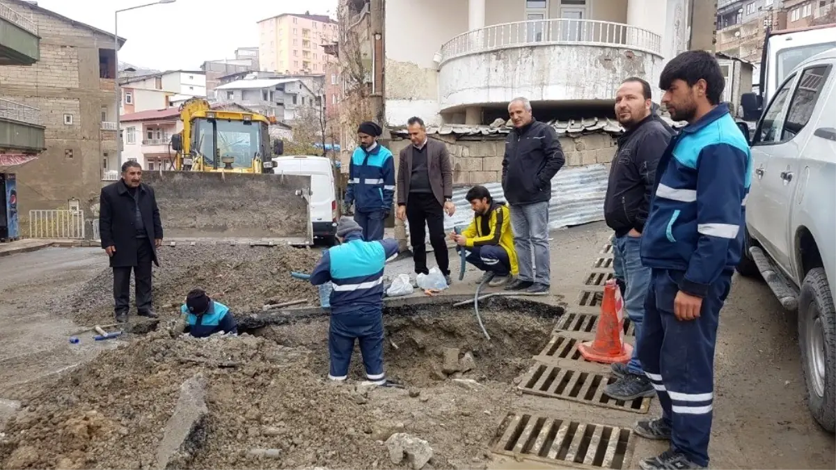 Su arıza ekibi çalışmalarına devam ediyor