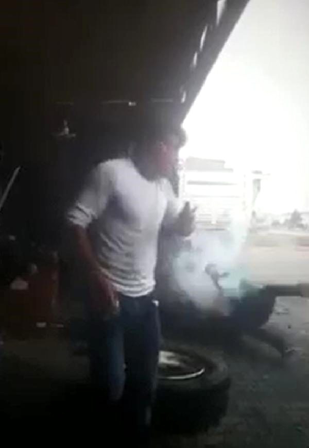 Tamir etmeye çalıştığı lastik patlayınca yere savruldu