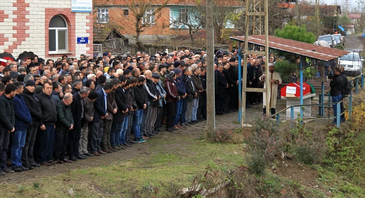 Uyardığı avcılar tarafından vurulan saha bekçisi son yolculuğuna uğurlandı