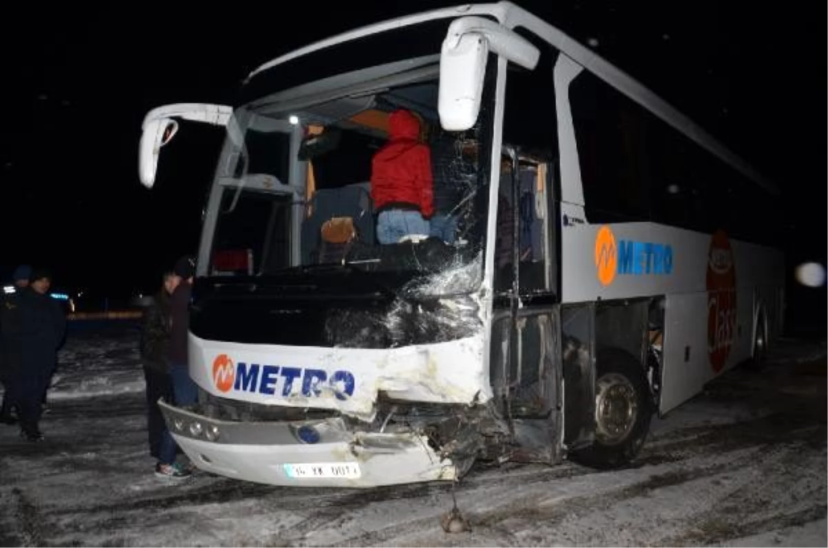 Yolcu otobüsü ile çarpışan otomobildeki karı- koca öldü