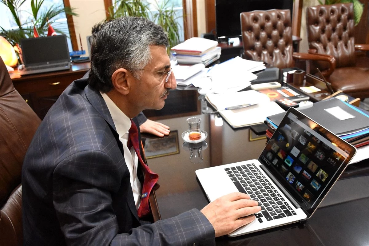 Zonguldak Valisi Erdoğan Bektaş, AA\'nın "Yılın Fotoğrafları" oylamasına katıldı