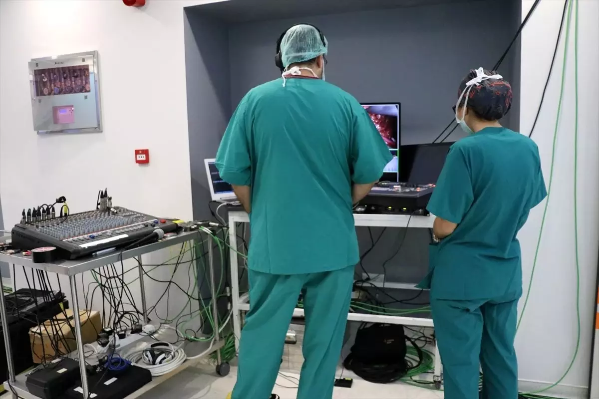 Akdeniz Üniversitesi Organ Nakli Günleri\'nde canlı yayınla ameliyat
