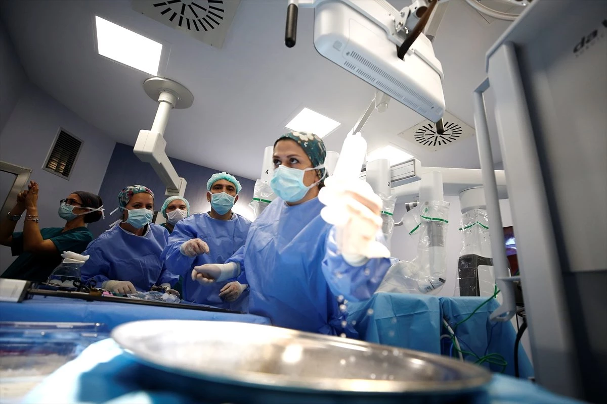 Antalya\'da robotik yöntemle organ nakli yapıldı