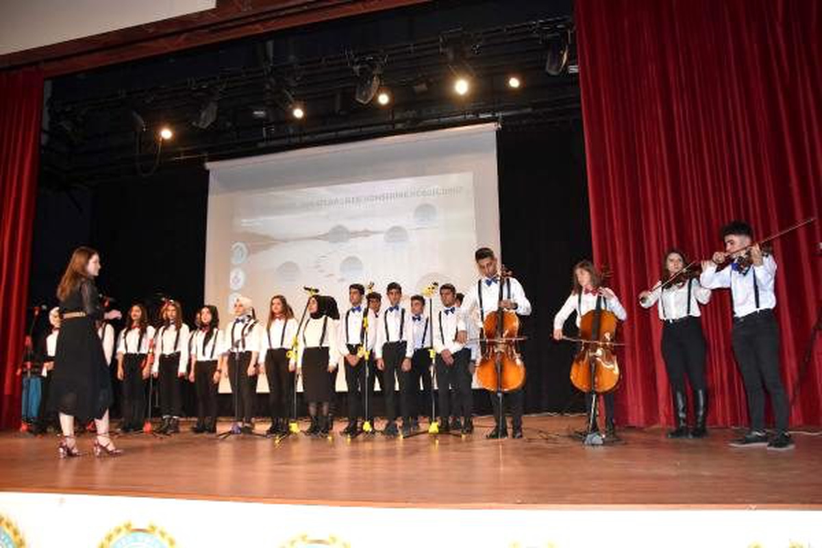 Bitlis\'te Güzel Sanatlar Lisesi öğrencileri sergi açıp, konser verdi