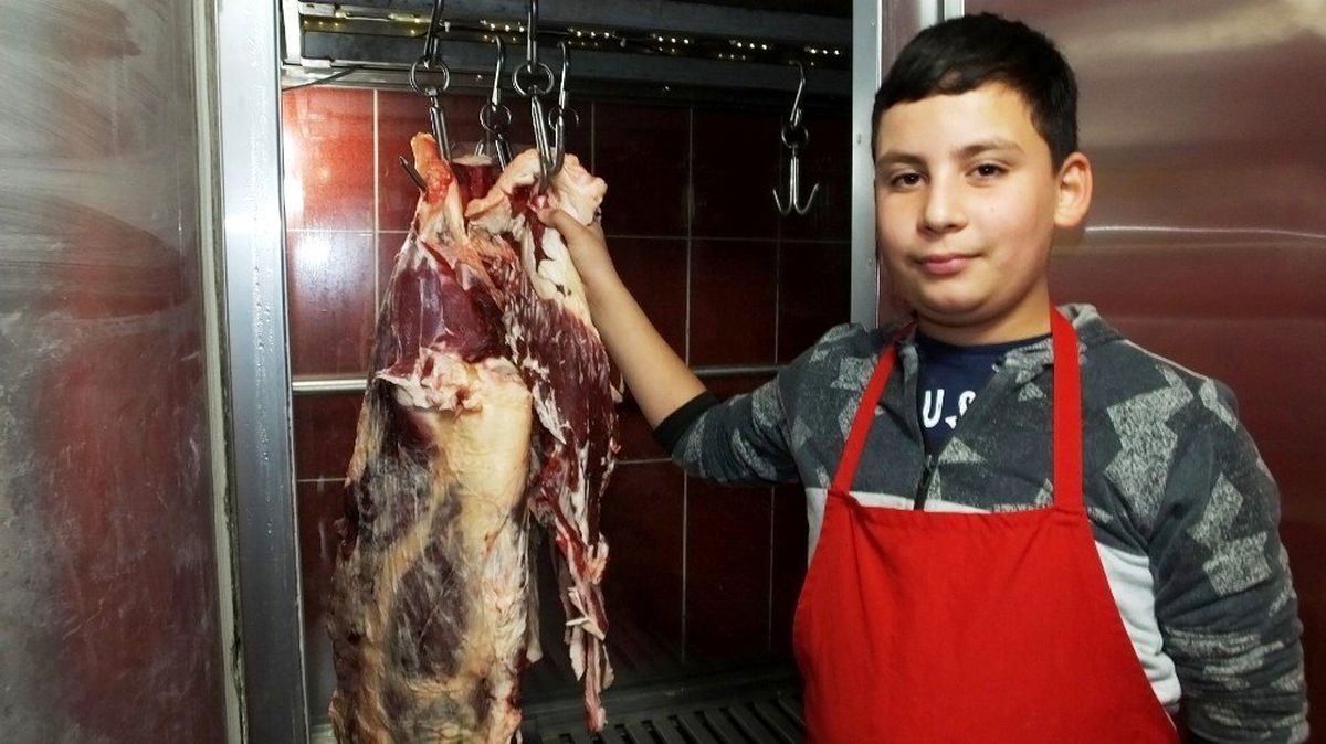 Burhaniye\'de küçük kasap ilgi odağı oldu