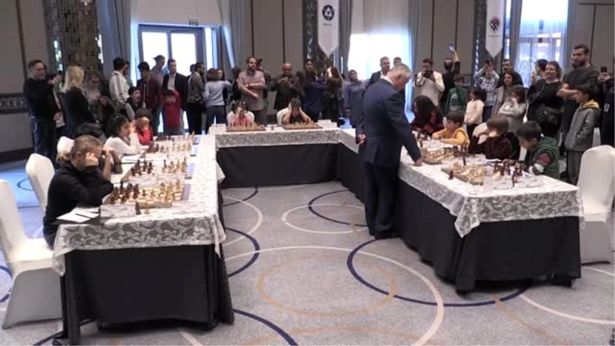 Büyük Usta Karpov, 10 sporcuyla aynı anda satranç oynadı