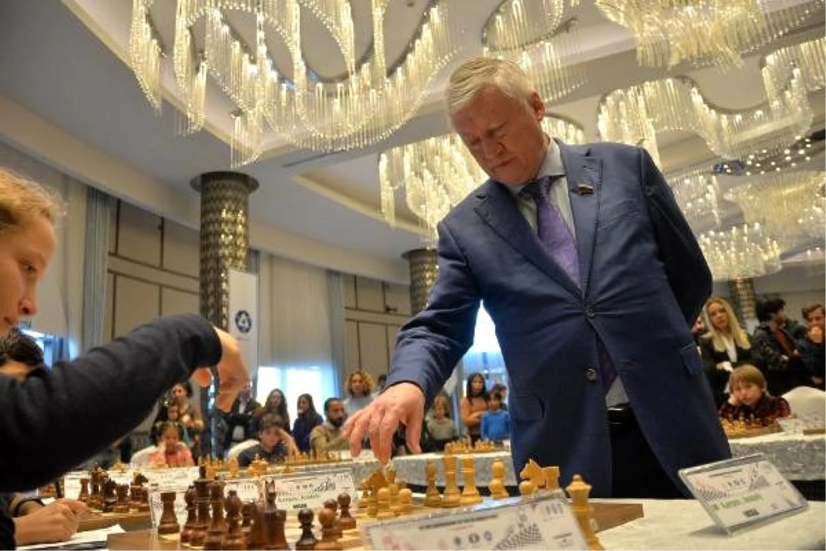 Büyük Usta Karpov, Mersin\'de minik satranççılarla buluştu