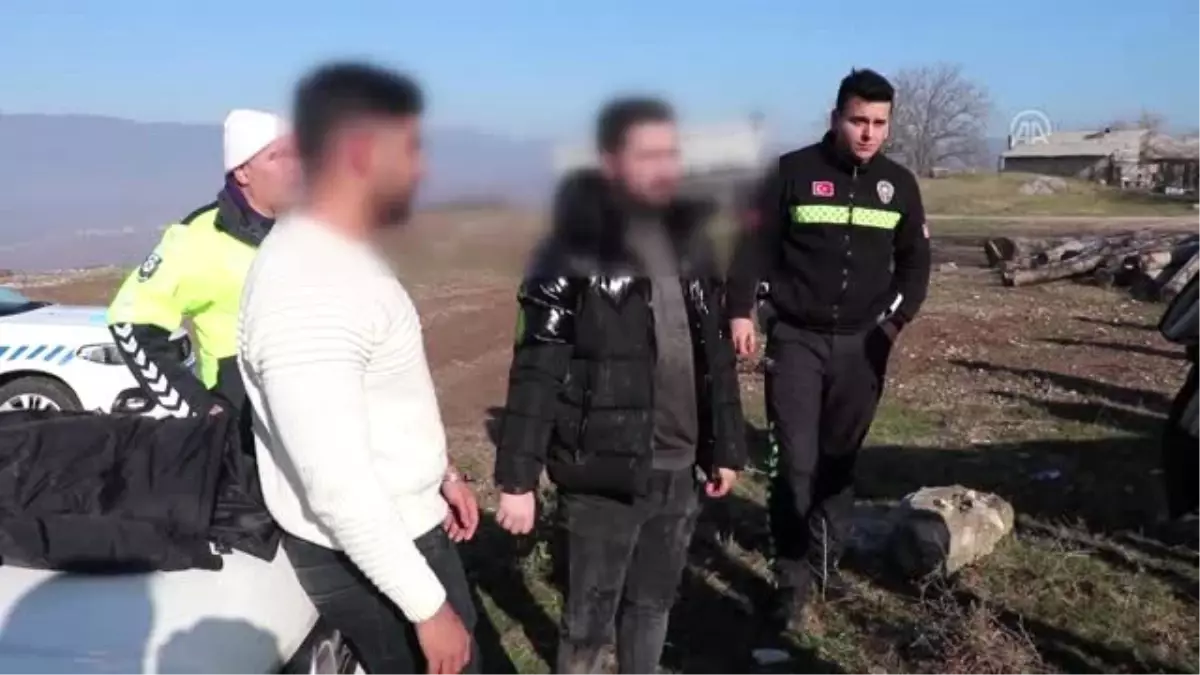 "Dur" ihtarına uymayan araçtaki iki zanlı kaçtıkları ormanda yakalandı