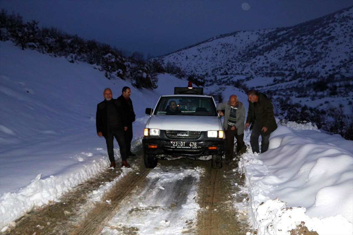 Elazığ\'da kar nedeniyle mahsur kalan mangal kömürü işçileri kurtarıldı