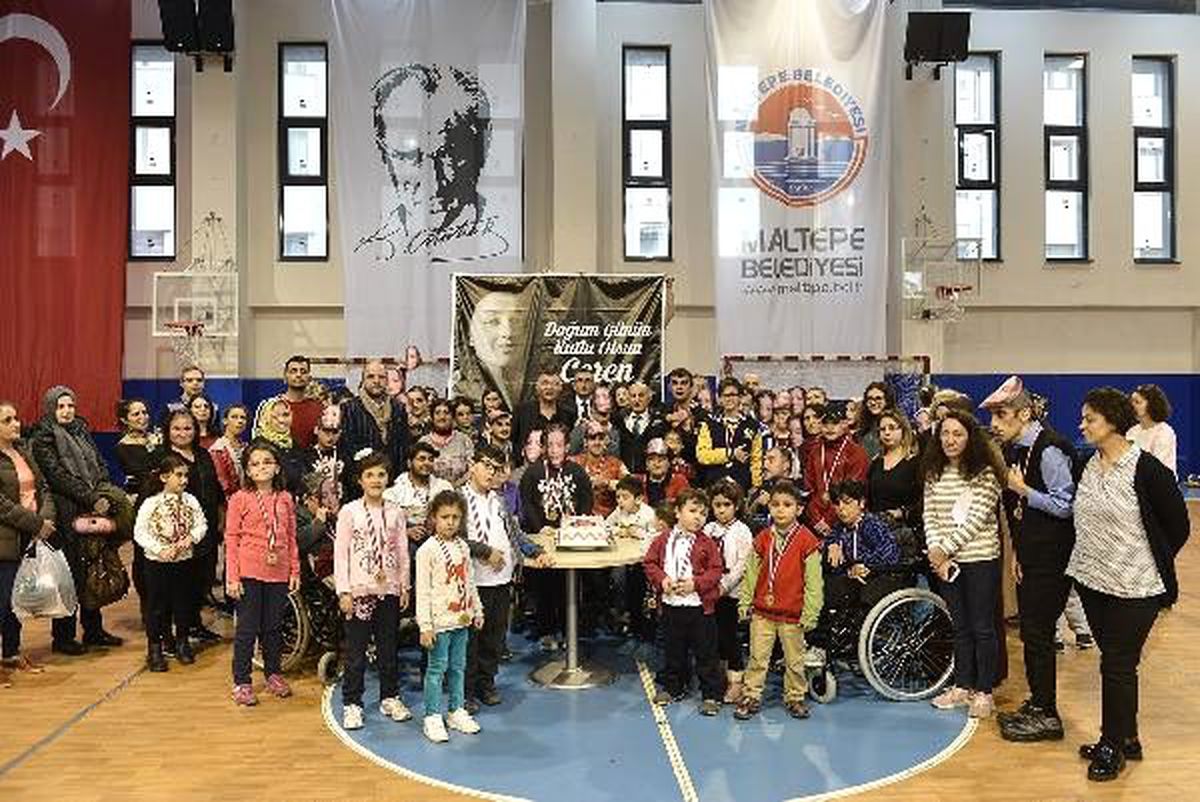 Engelli öğrenciler Ceren Özdemir\'i doğum gününde andı