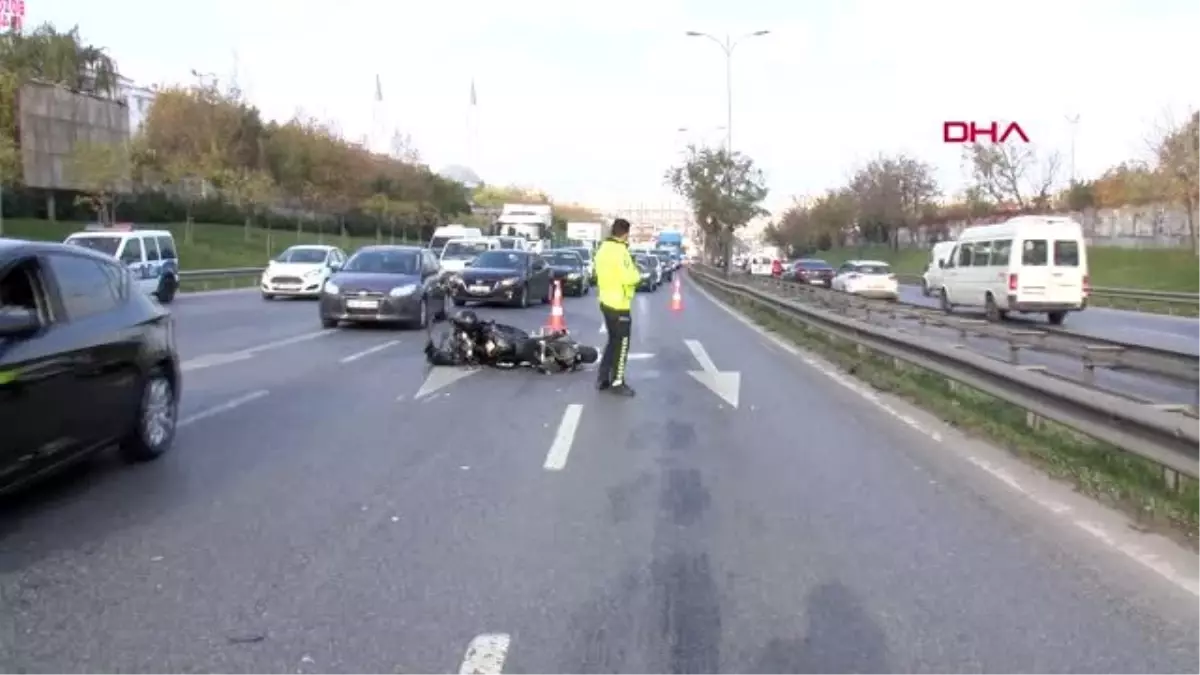 Esenyurt\'ta tır\'a çarpan motosikletin sürücüsü hastanede öldü