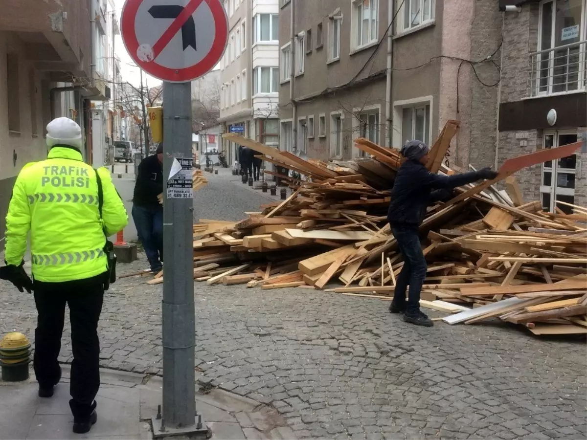 Gelişi güzel atılan kalaslar sokağı trafiğe kapattı