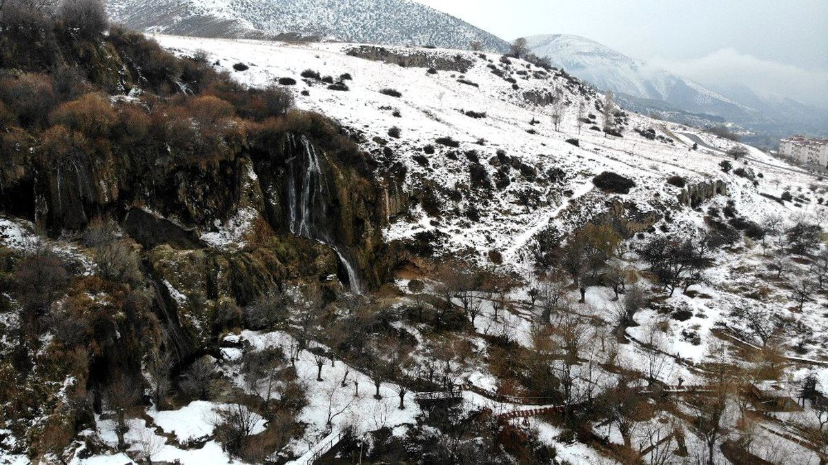 Girlevik Şelalesi, kış aylarında karla bir başka güzel