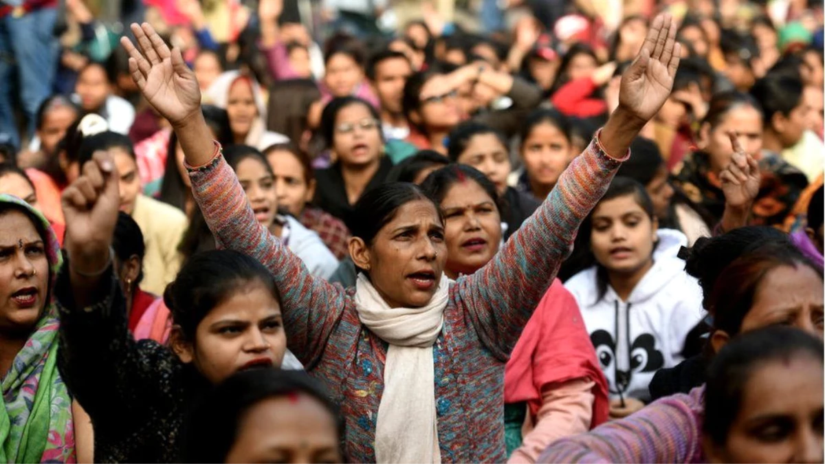 Hindistan\'da yakılan tecavüz kurbanı hayatını kaybetti: Kadına şiddet krizinin arkasında ne var?
