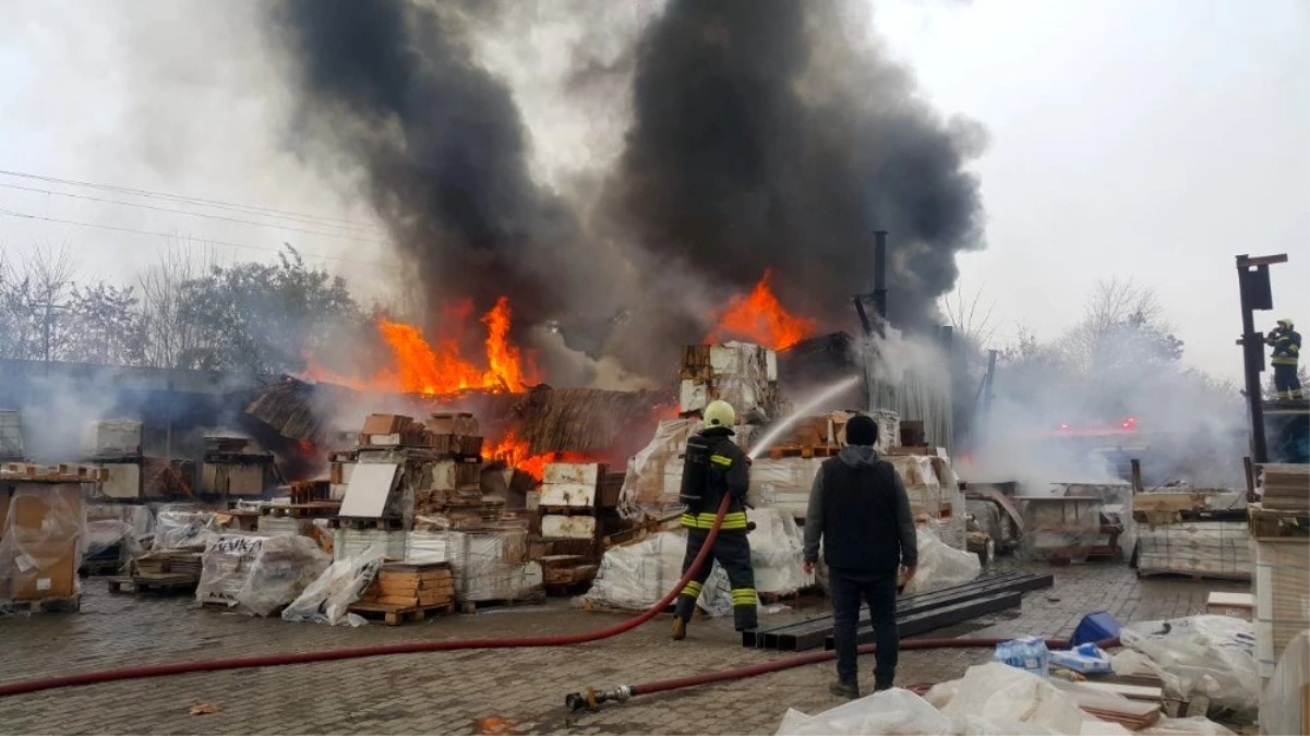 İnşaat malzemeleri deposunda yangın