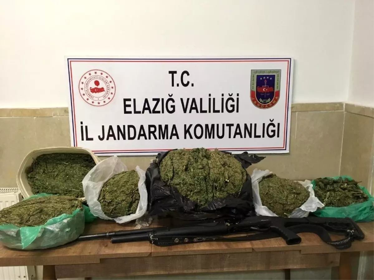 Jandarma takip etti, 2 şüpheliyi 12 kilo 870 gram esrarla yakaladı