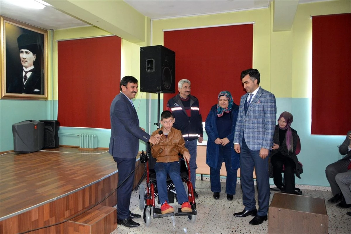 Karabük\'te lise öğrencileri kermes geliriyle engelli gence akülü sandalye aldı