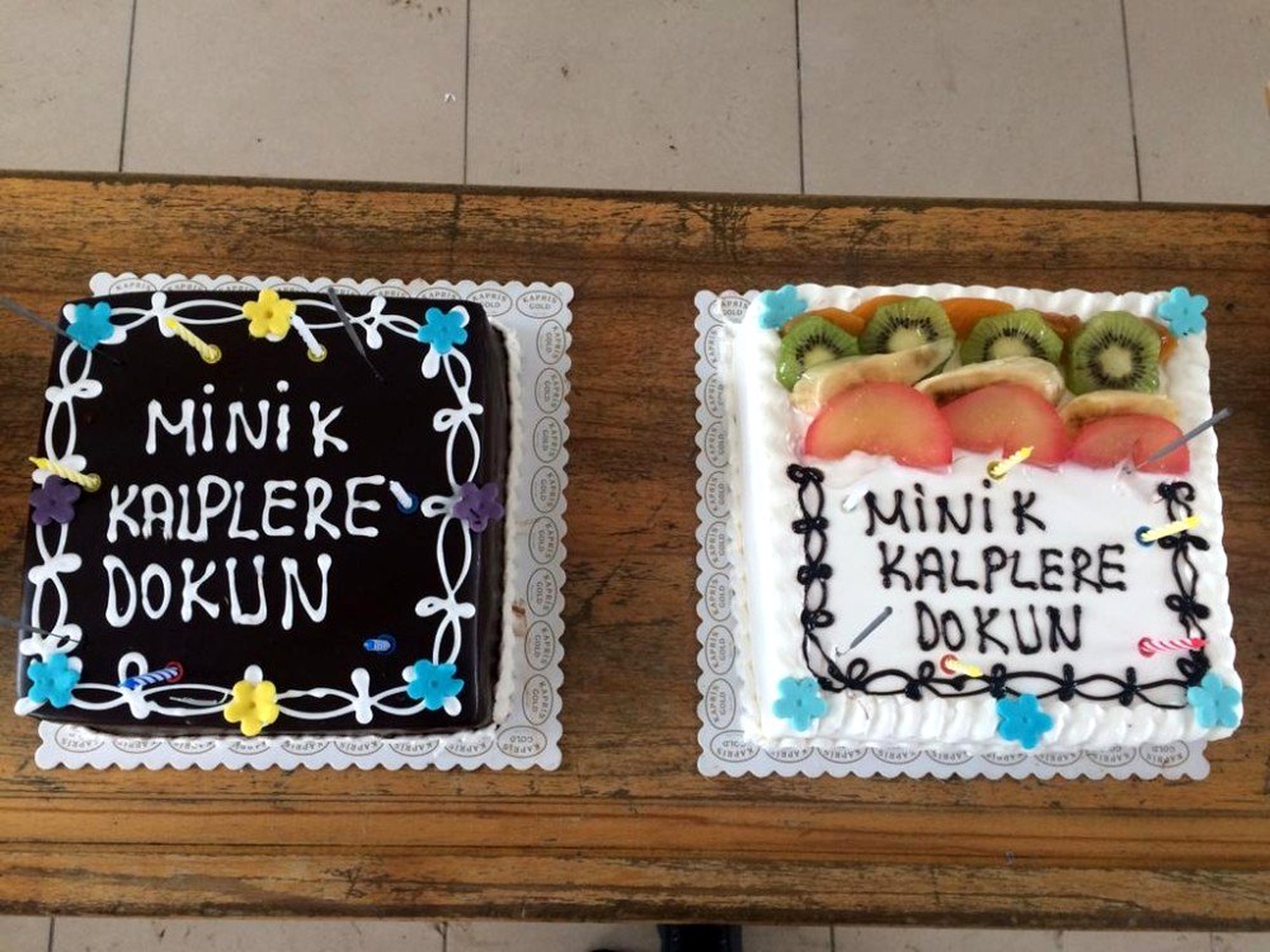 Köy çocuklarıyla doğum günlerini kutluyorlar