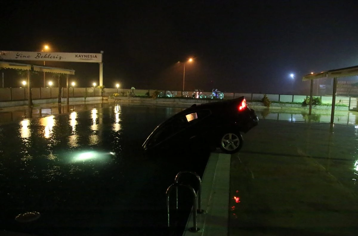 Manisa\'da otomobil otelin yüzme havuzuna düştü