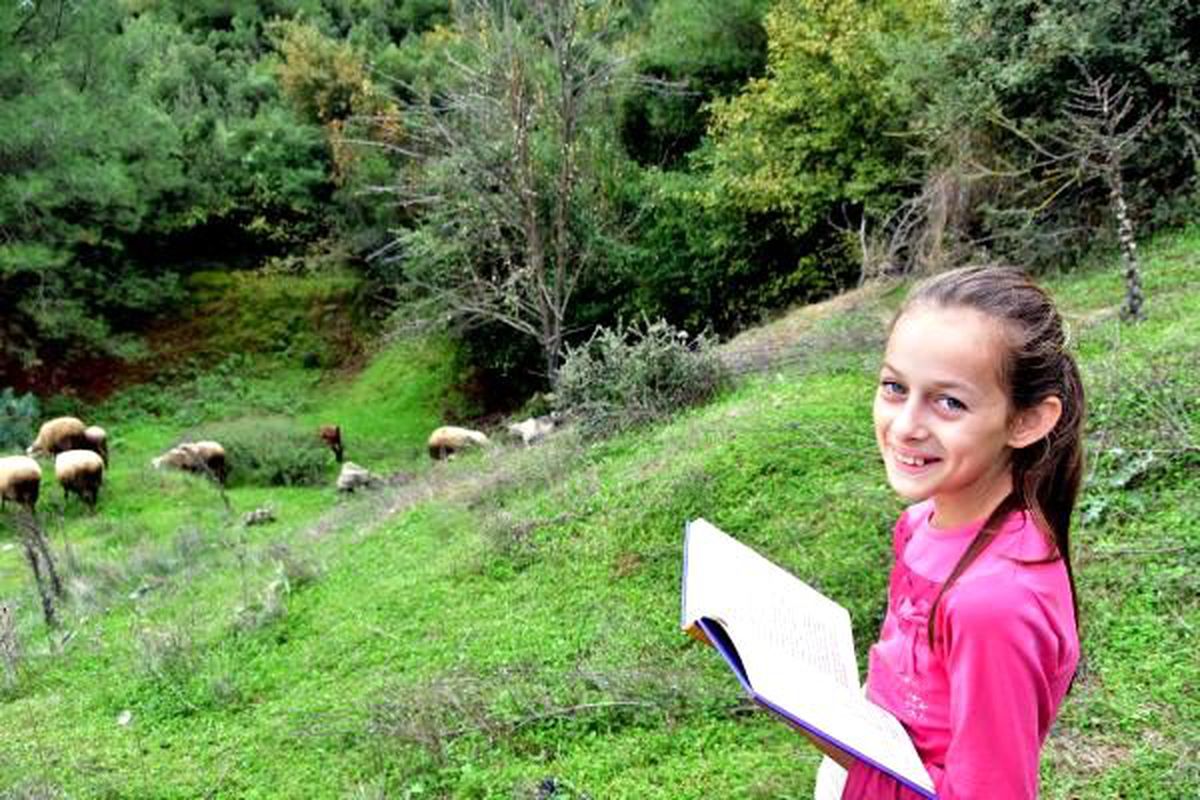 Melike, hayvanları otlatırken ders çalışıyor