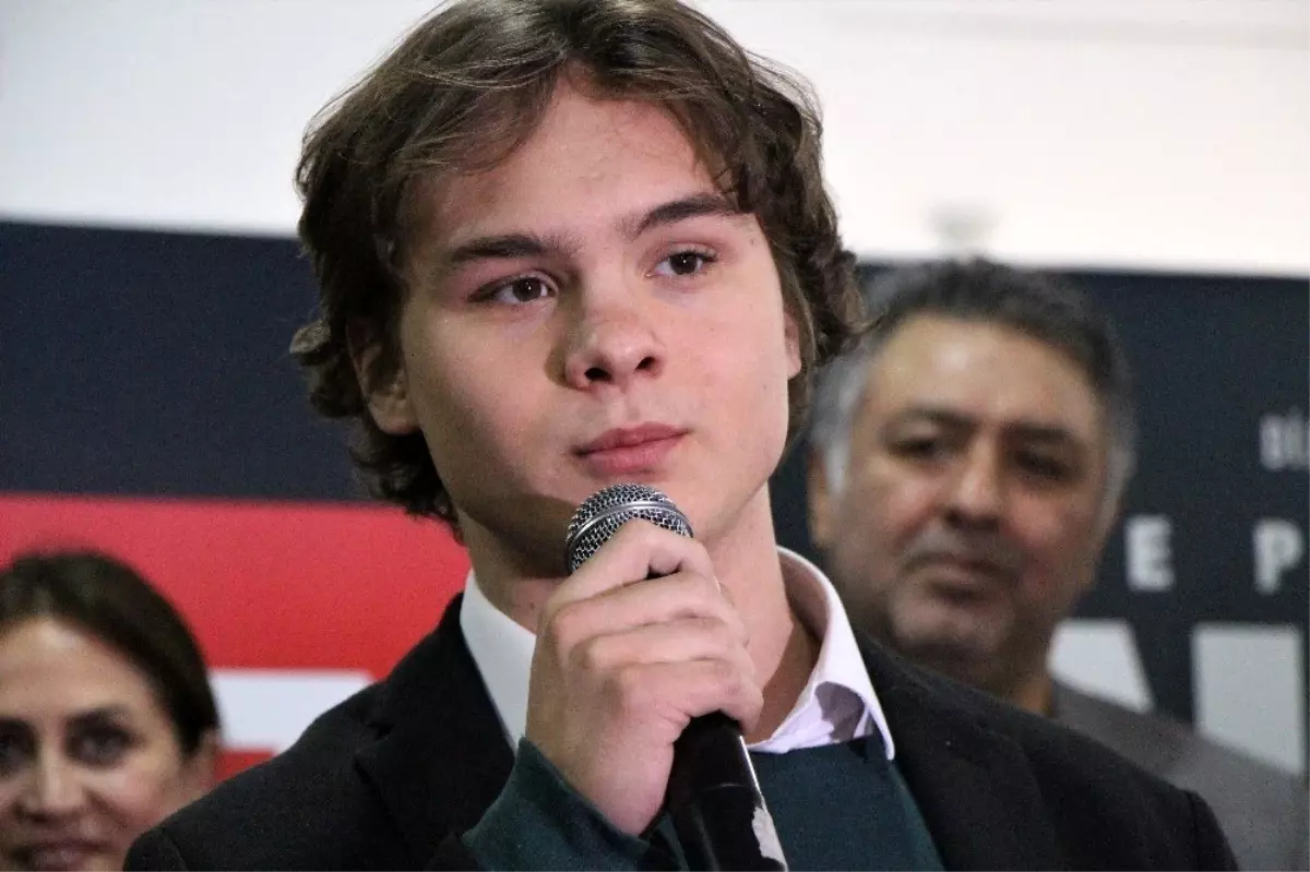 "Naim Süleymanoğlu" filmi oyuncuları Eskişehir\'de sinemaseverlerle buluştu