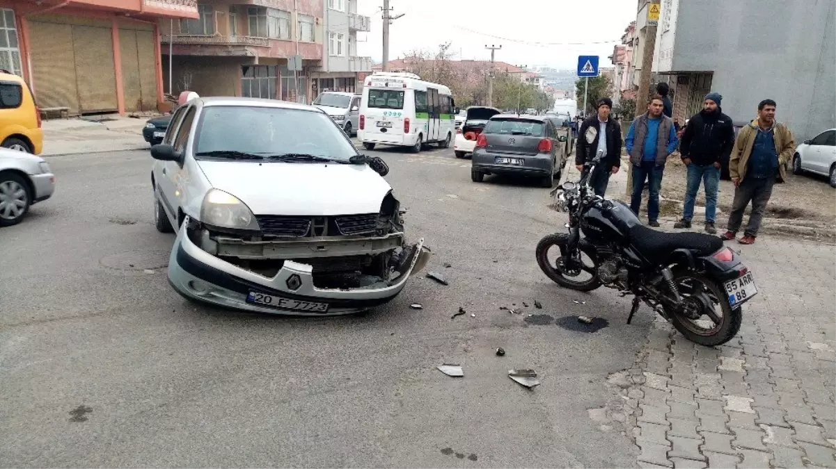 Otomobille çarpışan motosikletli yaralandı