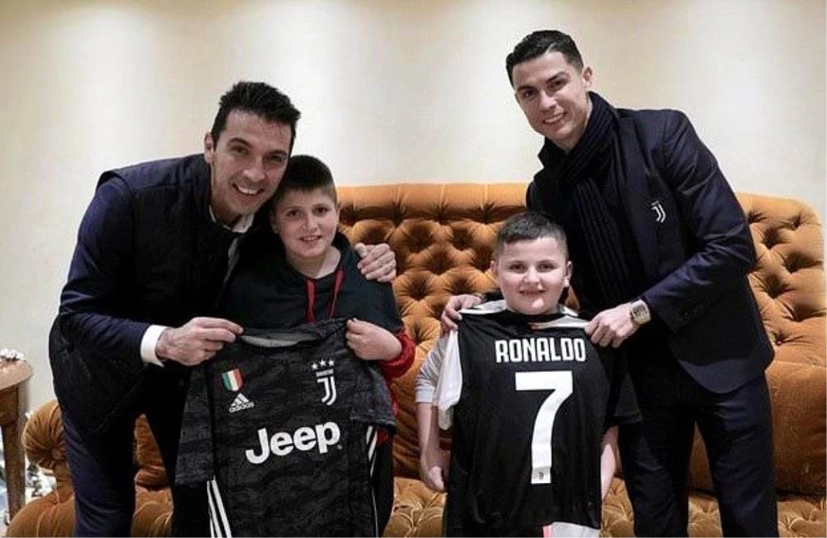 Ronaldo, Arnavutluk\'taki depremden kurtulan çocukları ziyaret etti