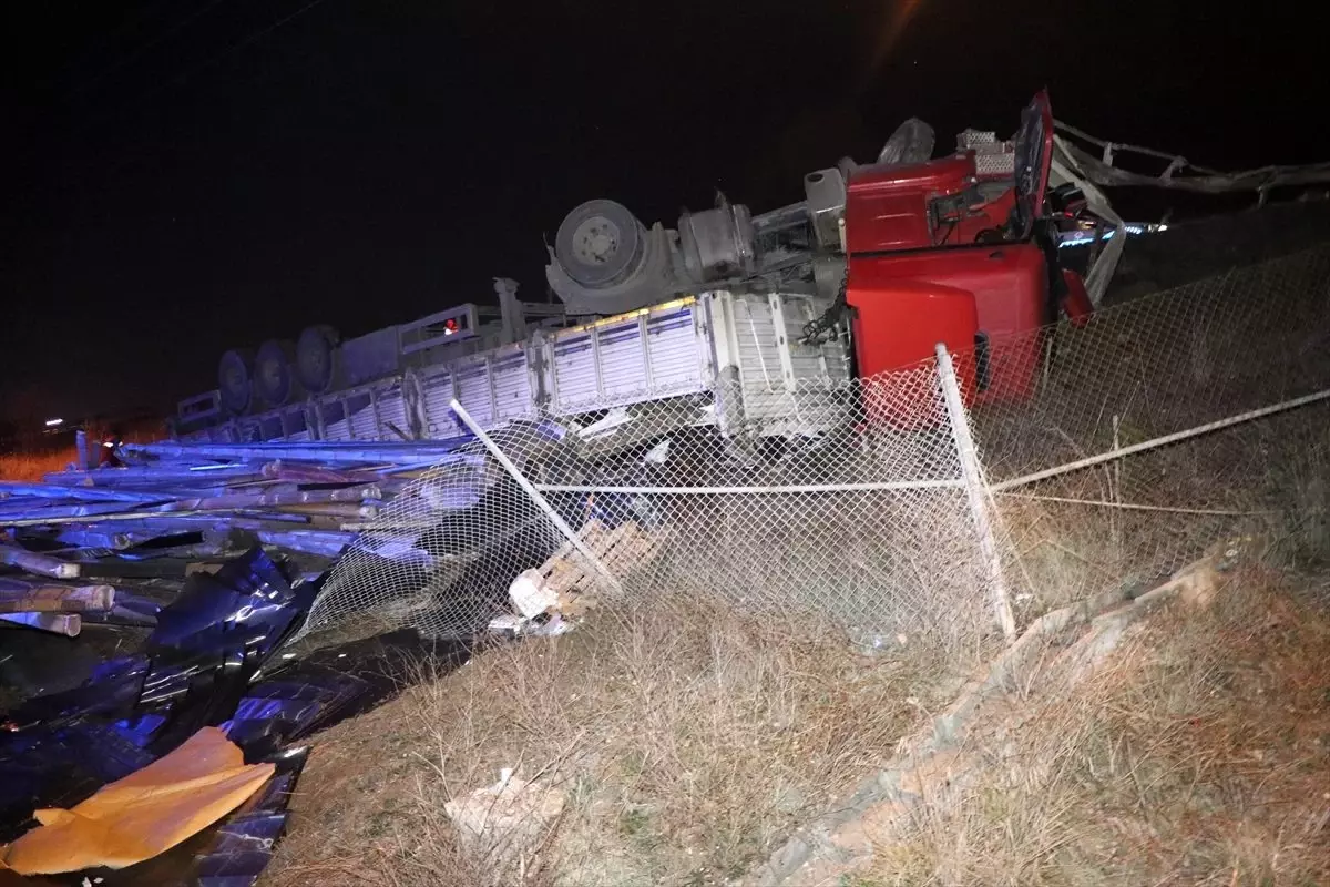 Şarampole devrilen tırın sürücüsü kazadan yara almadan kurutuldu