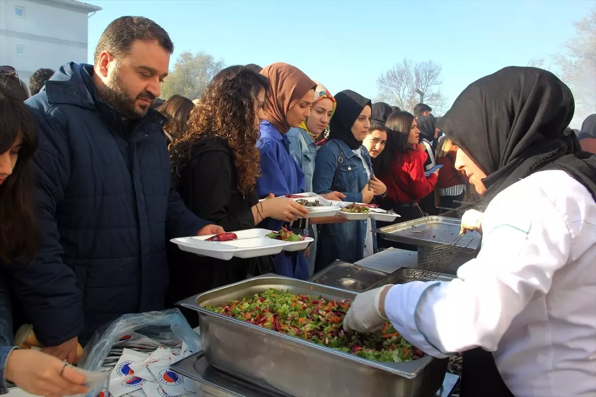 Sinop Üniversitesi Hamsi Şenliği\'nde öğrencilere 1 ton hamsi ikram edildi