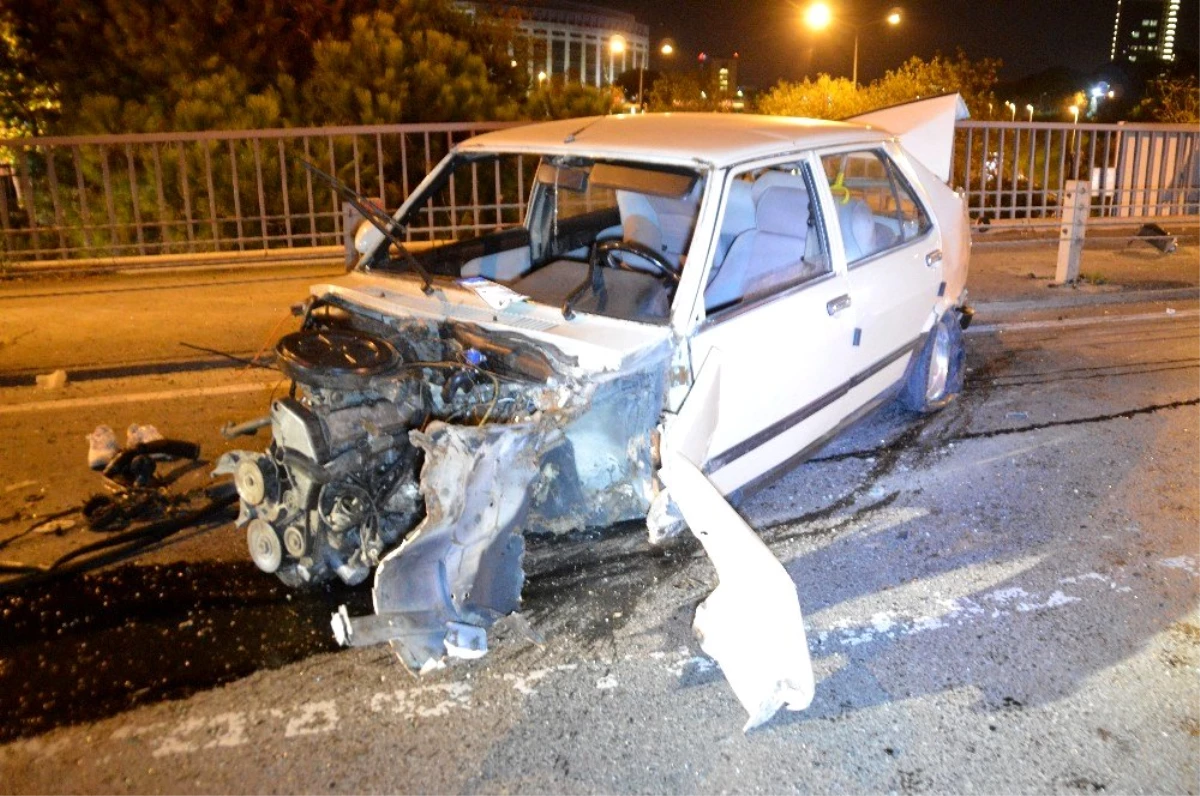 Trafik ışıklarına ve bariyerlere çarpan otomobil hurdaya döndü: 2 yaralı