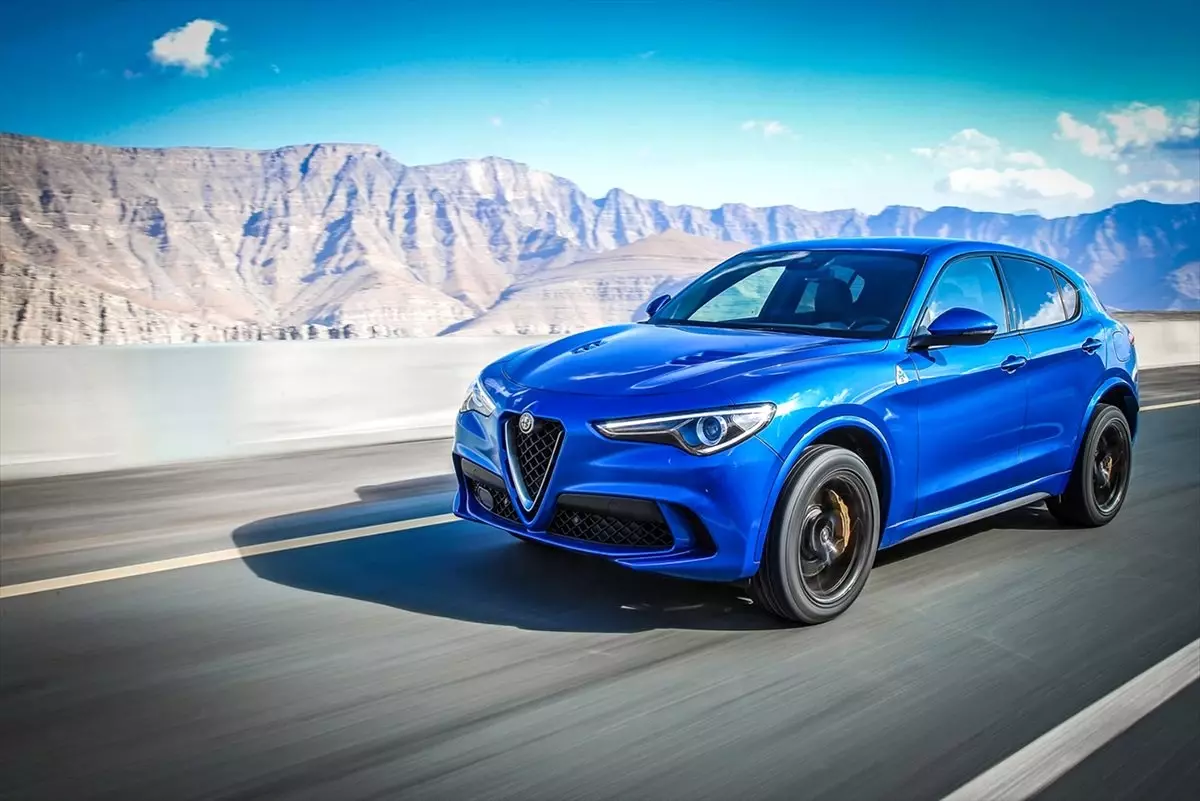 Alfa Romeo Stelvio Quadrifoglio\'ya "Yılın Spor Otomobili" ödülü