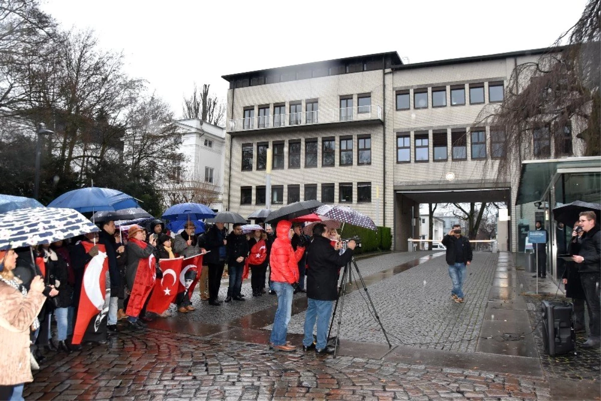 Alman kanalının skandal Atatürk yayını Hamburg\'da protesto edildi