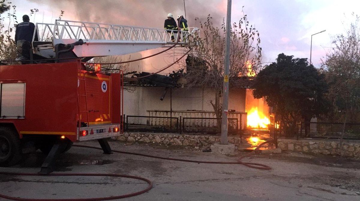 Antalya\'da çıkan yangında 2 ev kullanılamaz hale geldi