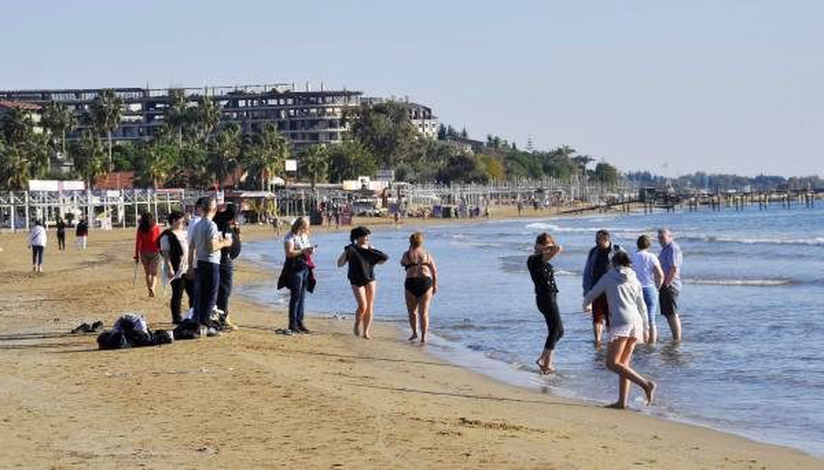 Antalya\'da turistler aralık ayında denize girdi