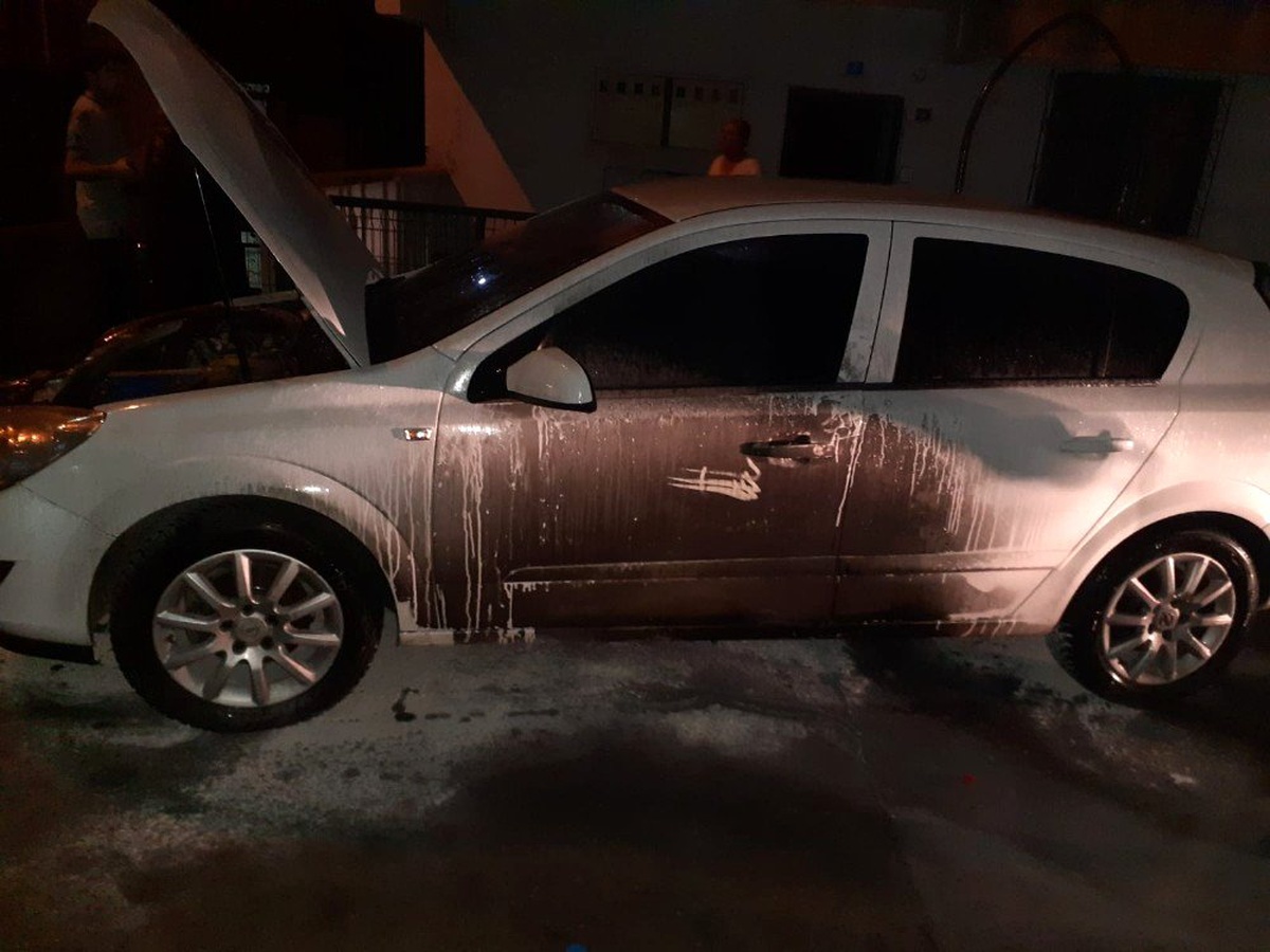 Balkondan attığı alevli teneke otomobili yaktı