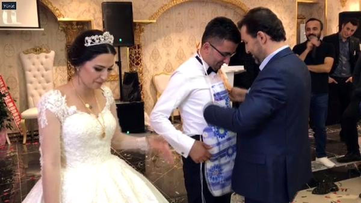 Bankacı damada altın yerine mutfak önlüğü ve biberon