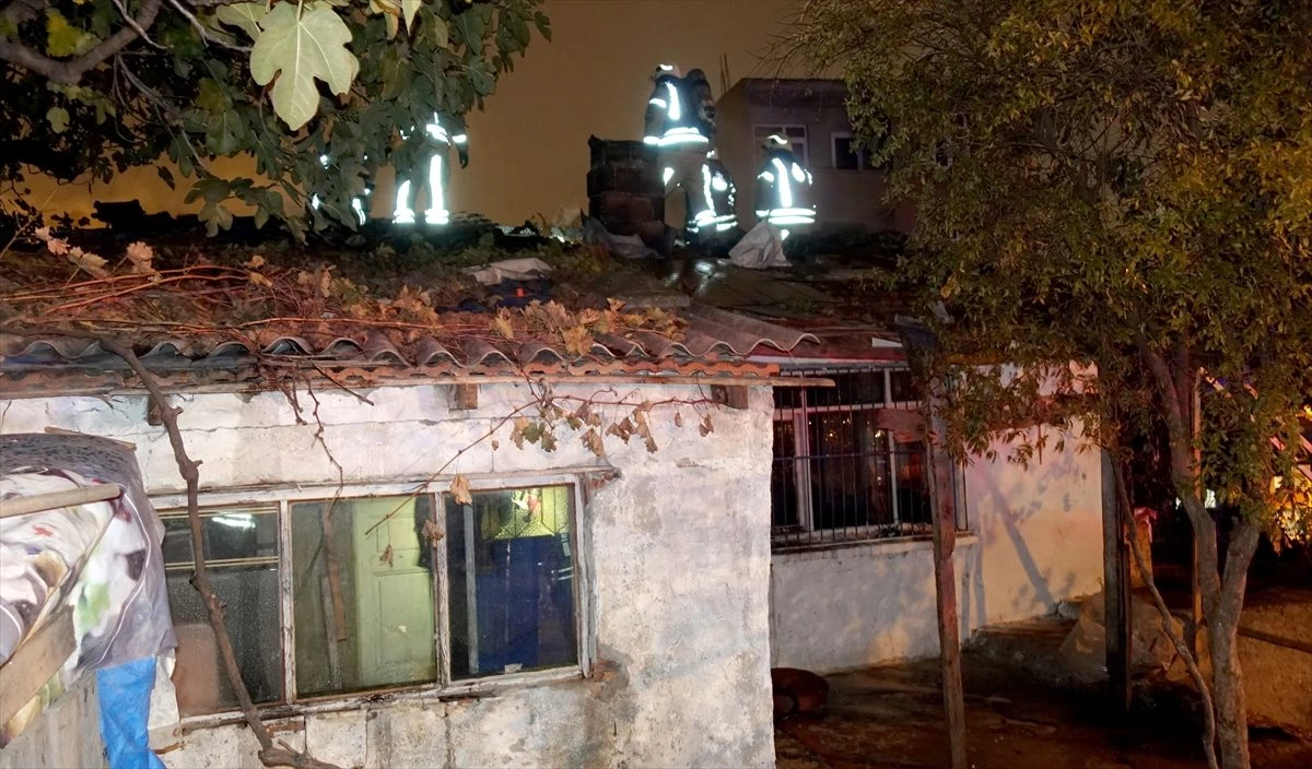 Başakşehir\'de evde çıkan yangında mahsur kalanlar kurtarıldı