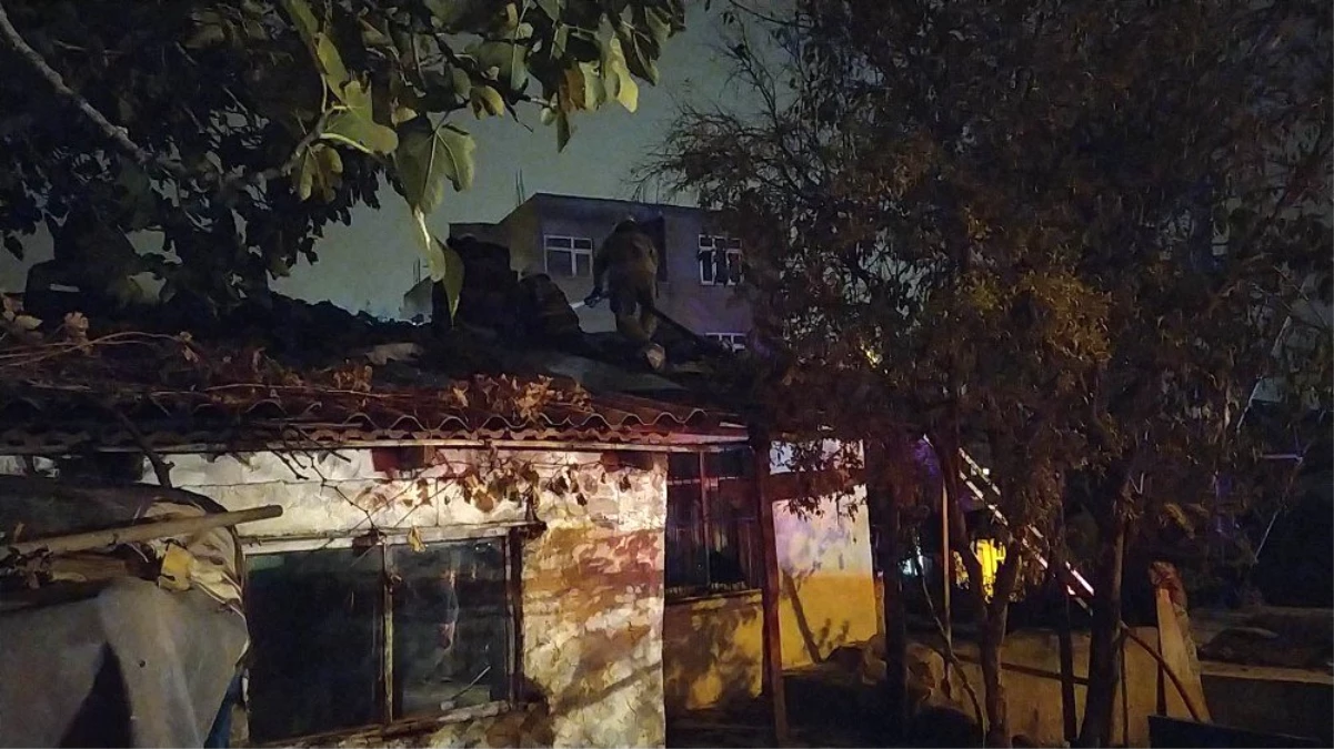 Başakşehir\'de gecekondu yangınında bir kişi dumandan etkilendi