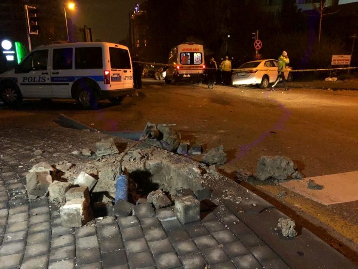 Başkent\'te otomobil polis aracına çarptı: 2\'si polis 3 yaralı