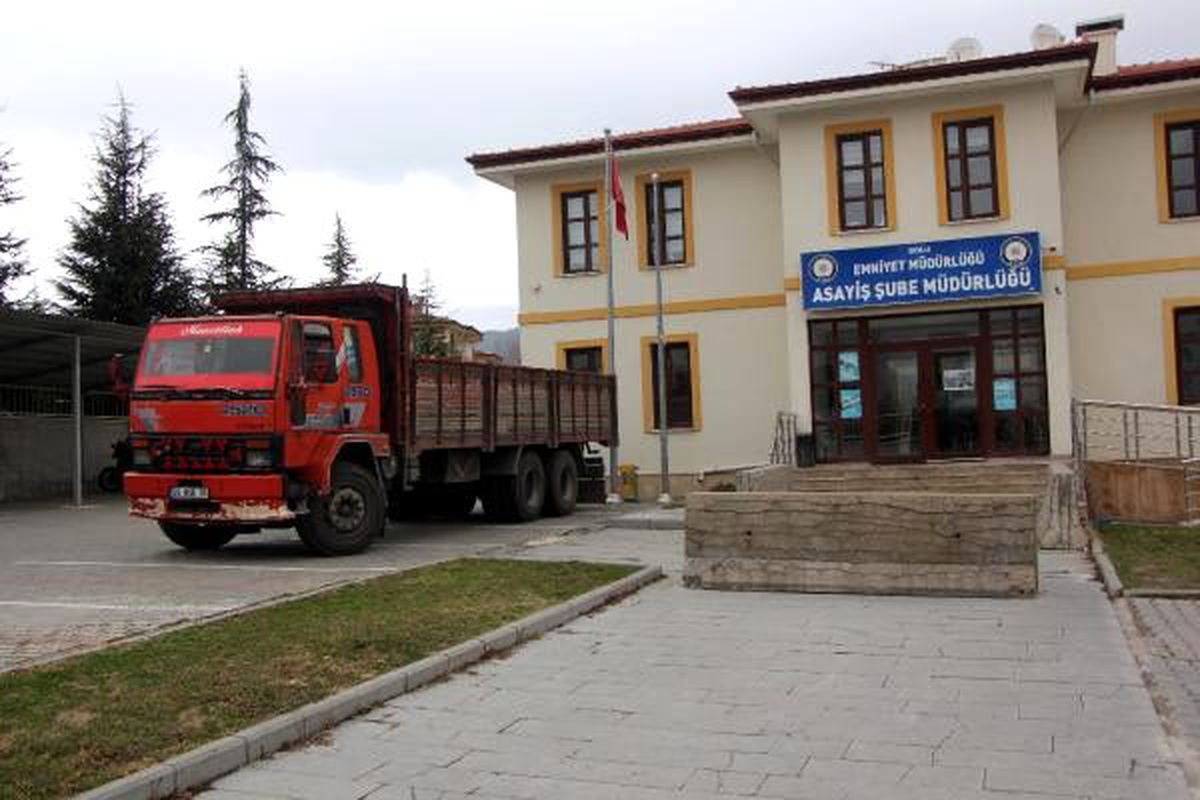 Çaldıkları kamyonla nakliyecilik yapacaklarmış