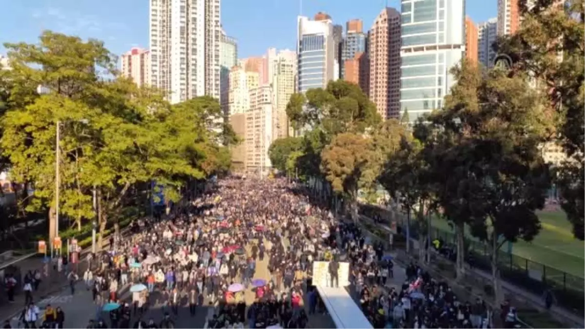 Çin\'de demokrasi yanlısı yürüyüşe binlerce kişi katıldı - Hong Kong