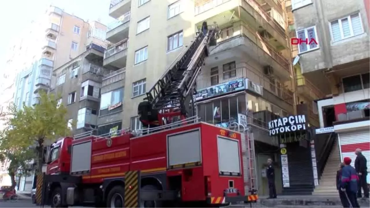 Diyarbakır evde bayılan yakını için itfaiye merdiveniyle balkona çıkıp, camı kırdı -